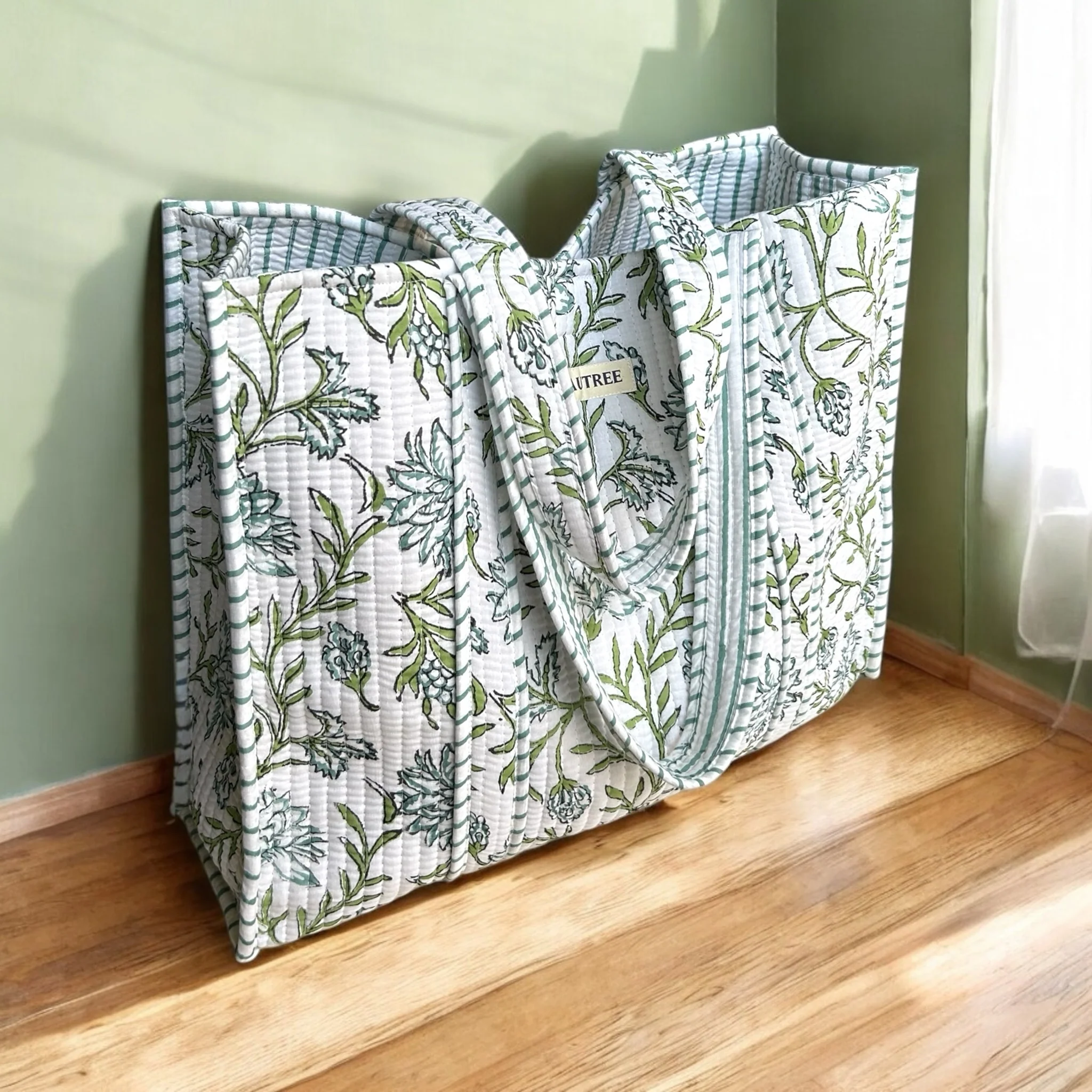 Clematis Quilted Tote Bag - Image 3